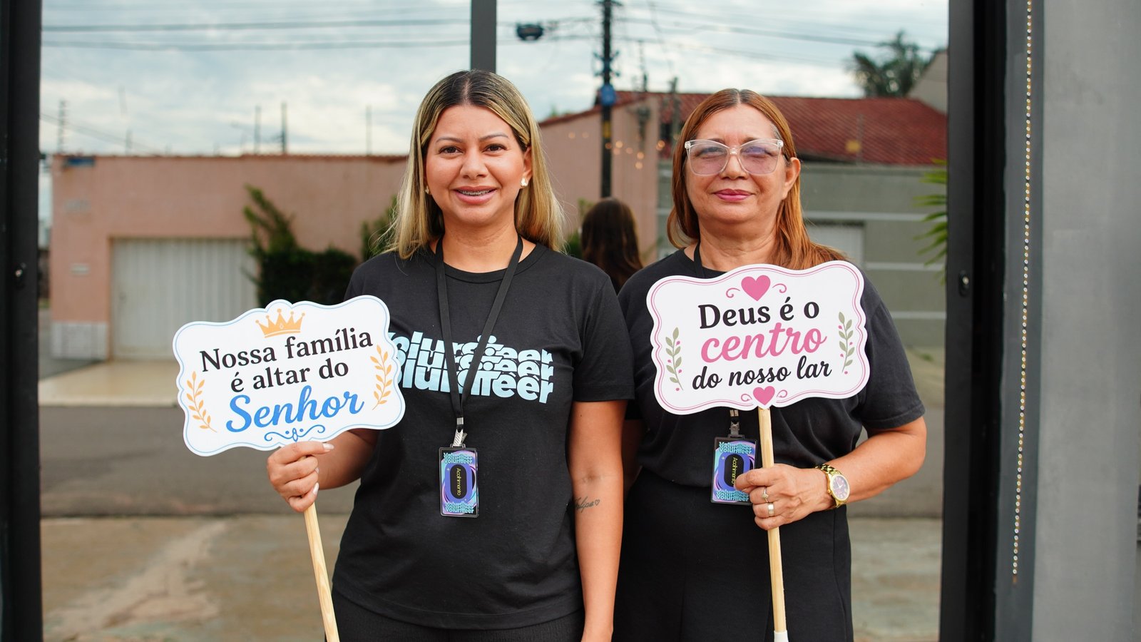 Duas voluntárias da Casa de Deus acolhendo a comunidade