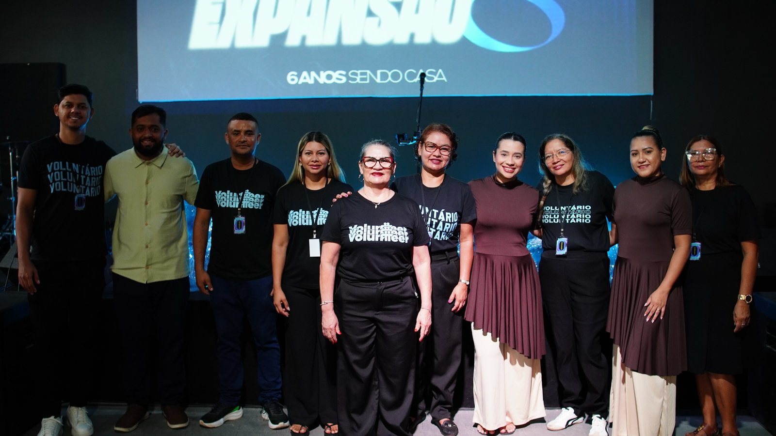 Equipe de voluntários reunida na igreja