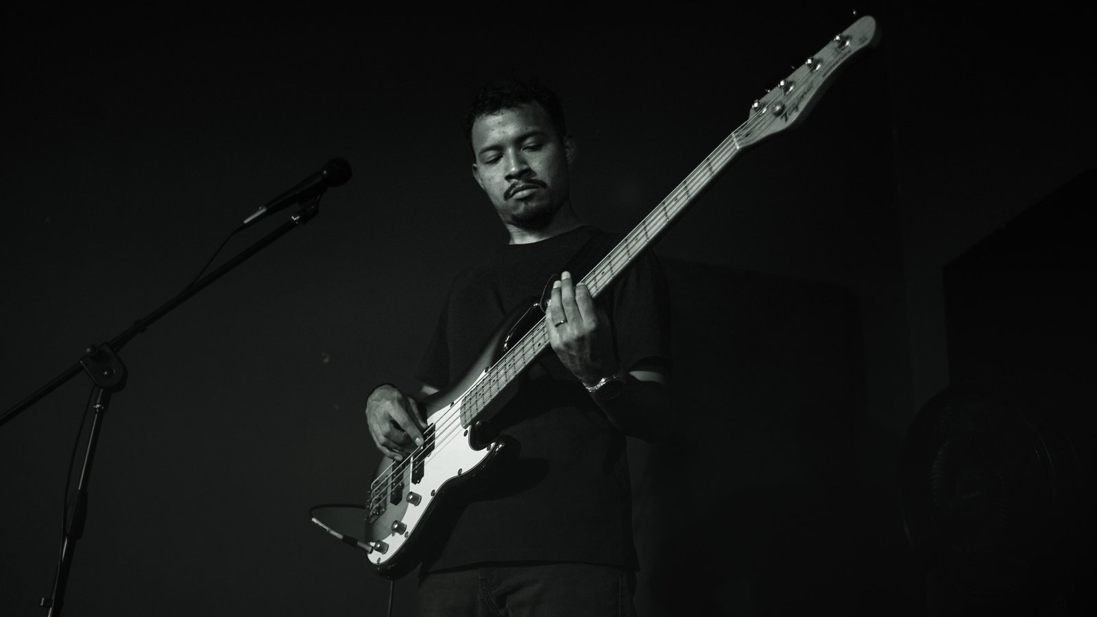 Músico tocando baixo durante o louvor