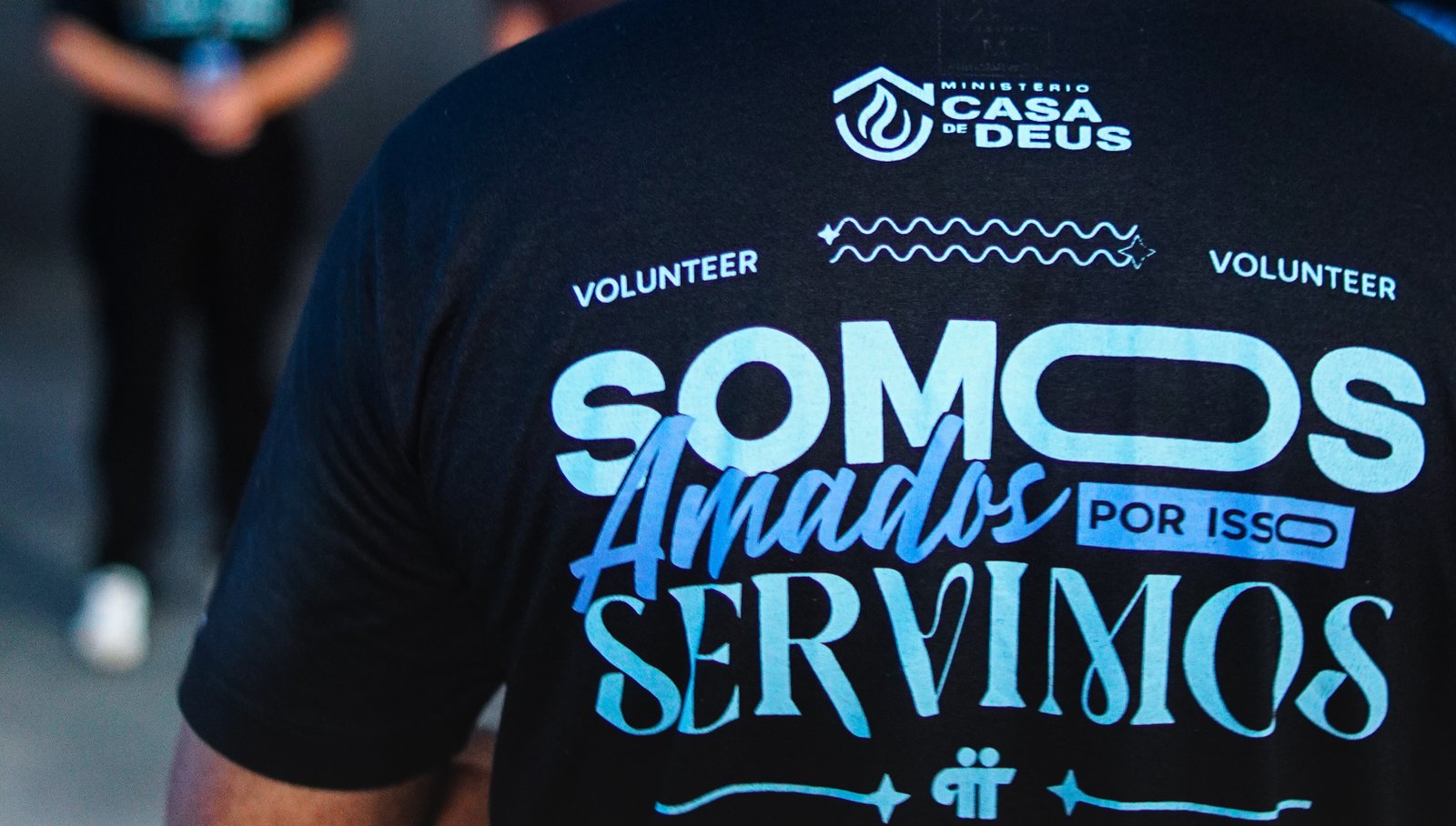 Detalhe da camiseta dos voluntários da Casa de Deus