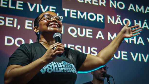 Mulher cantando e conduzindo o louvor na celebração